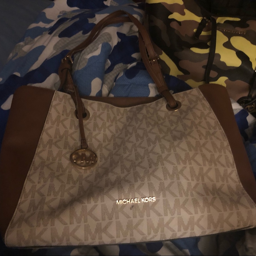 Woman’s medium sized Michael kors purse